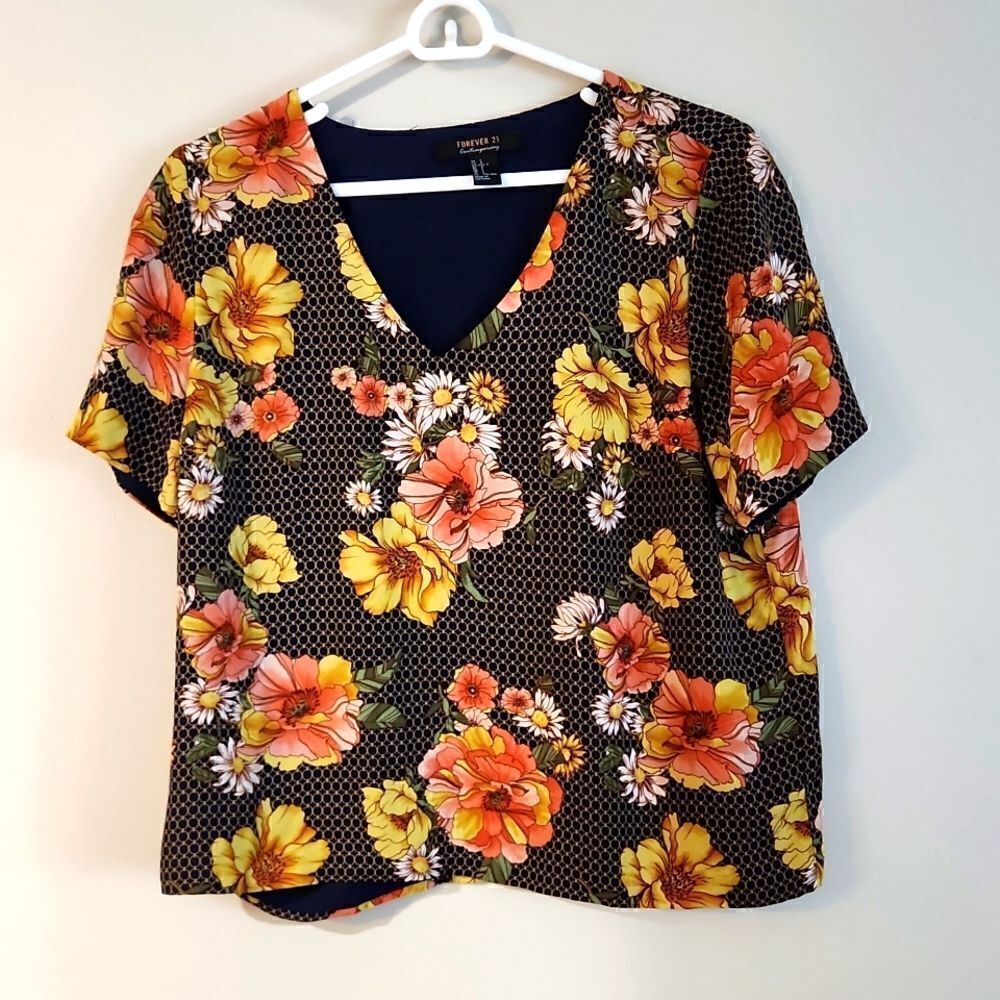 Forever 21 large top contemporary floral short sleeve vneck chain link pattern